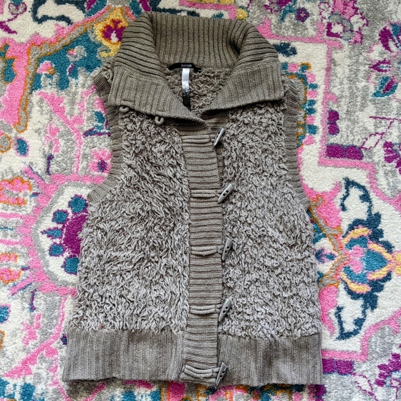 Kensi Fuzzy Vest - Picture 1 of 8